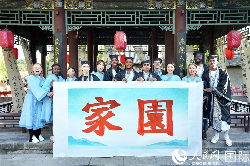選手們共同寫(xiě)下的“家園”。人民網(wǎng) 盧鵬宇攝