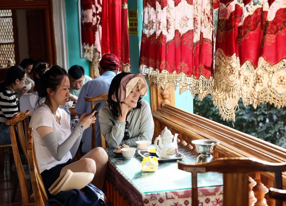 游客在新疆喀什古城景區(qū)百年老茶館內(nèi)品茶小憩（2023年9月7日攝）。新華社記者 蘭紅光 攝