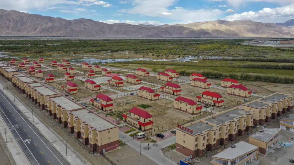 這是由深圳援疆修建的新疆塔什庫爾干塔吉克自治縣一處安置小區(qū)（2019年7月9日攝，無人機照片）。新華社記者 胡虎虎 攝