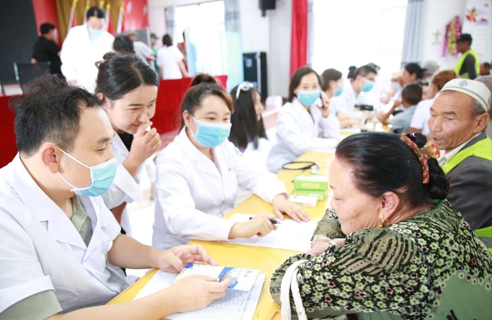浙江省醫(yī)療援疆專科聯(lián)盟赴阿克蘇地區(qū)溫宿縣博孜墩鄉(xiāng)開展健康宣教和義診活動（2023年7月11日攝）。新華社發(fā)
