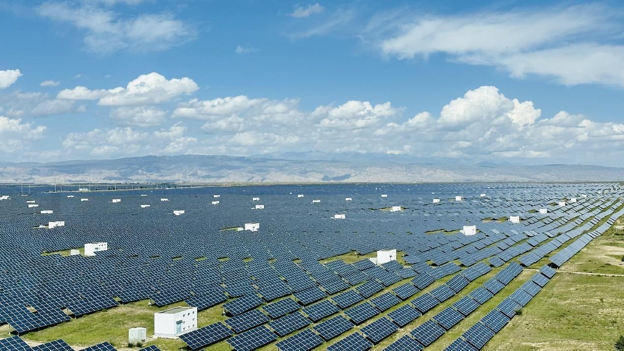 遠(yuǎn)眺青海省海南州光伏發(fā)電園區(qū)。人民網(wǎng) 劉沛然攝