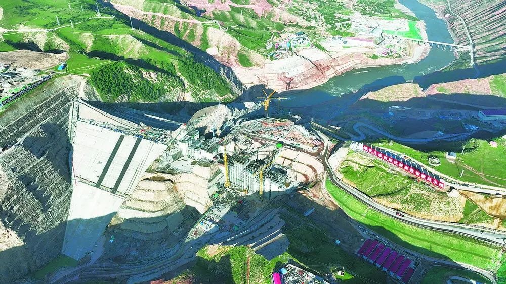瑪爾擋水電站項(xiàng)目建設(shè)現(xiàn)場(chǎng)。國(guó)家能源集團(tuán)青?，敔枔跛娬竟﹫D