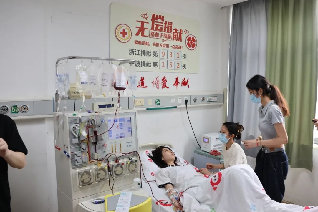 陸冰冰（右三）捐獻(xiàn)185毫升造血干細(xì)胞。受訪者供圖