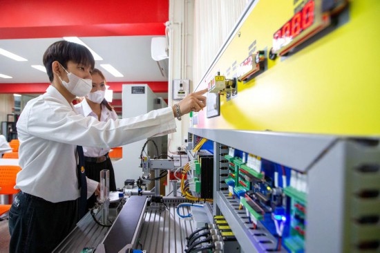 3月14日，在泰國大城府大城技術學院魯班工坊，學生在課堂上操作自動化生產(chǎn)線安裝調試系統(tǒng)。新華社記者 王騰 攝