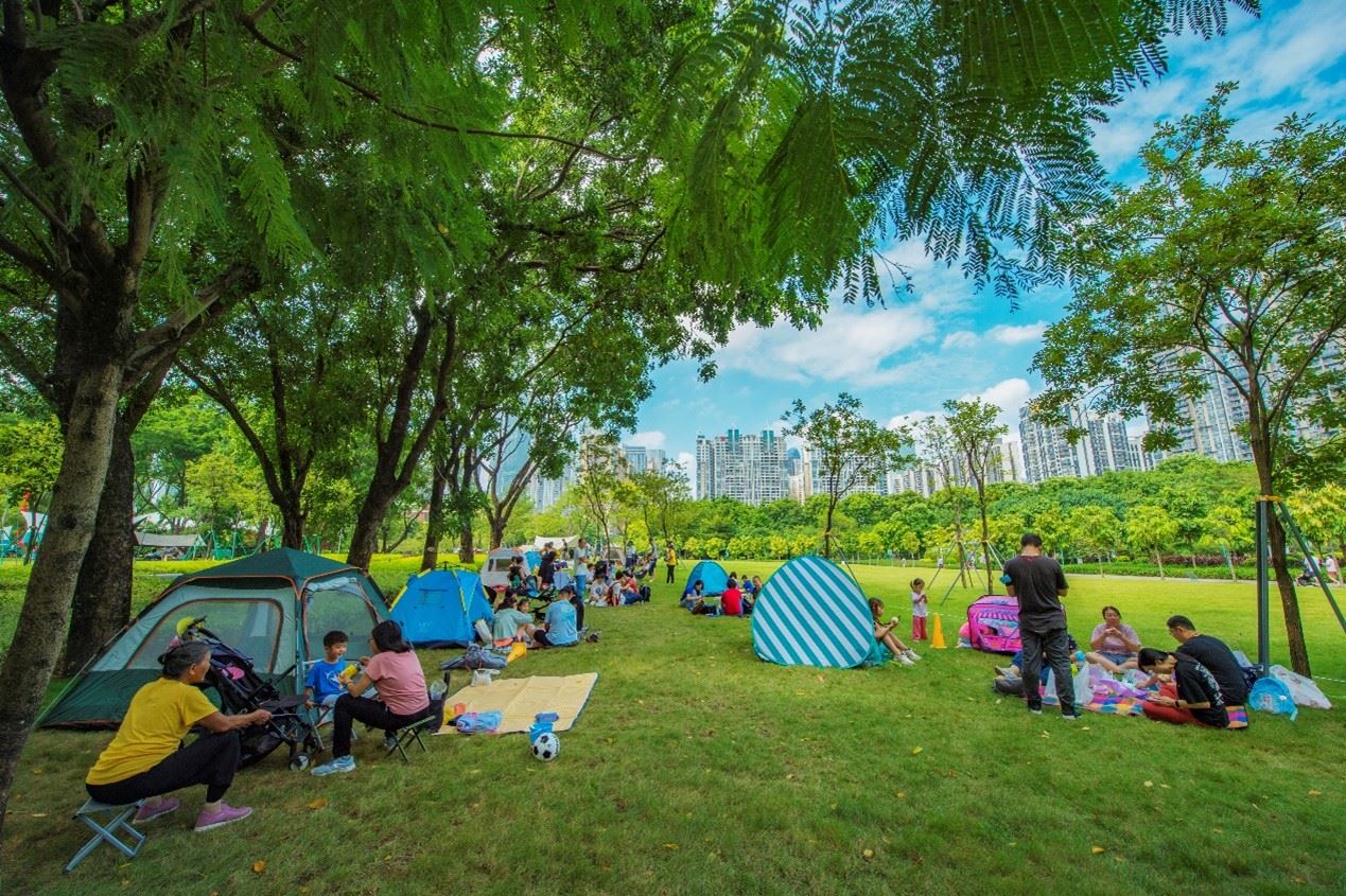 珠江公園內(nèi)，居民們正露營休憩。受訪者供圖