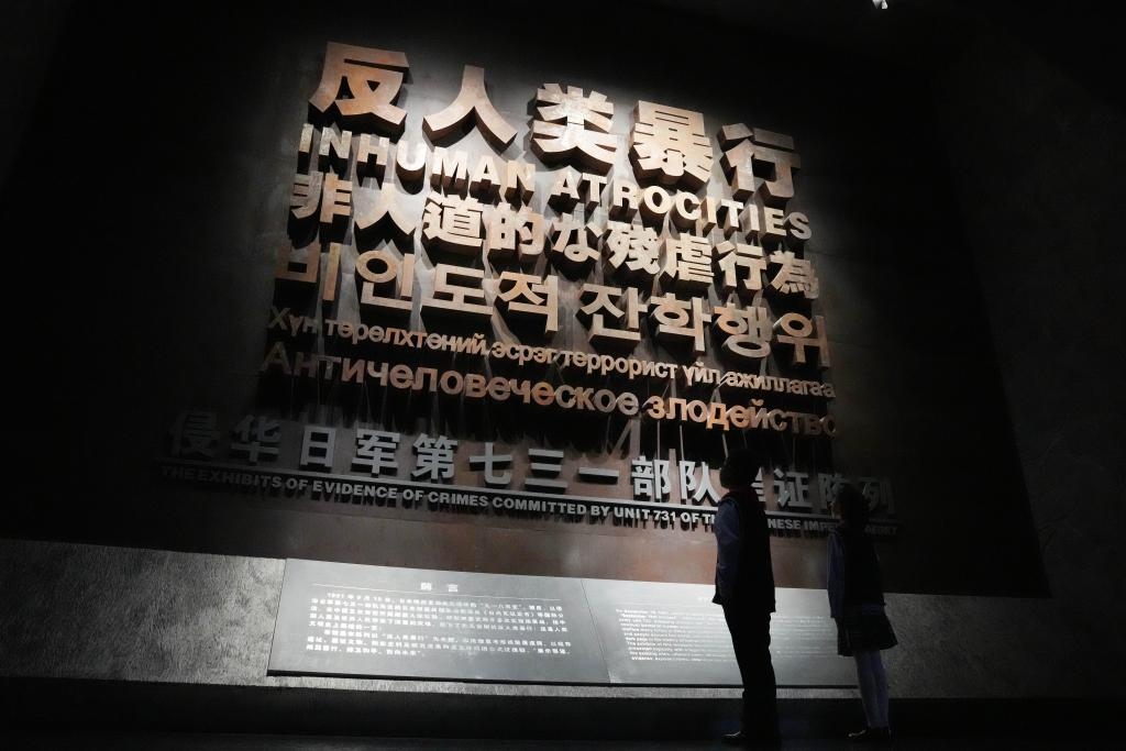 9月18日，青少年在侵華日軍第七三一部隊罪證陳列館內參觀。新華社記者 王建威 攝