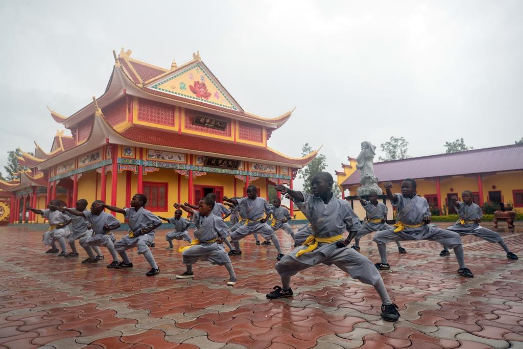 1月21日，在位于贊比亞首都盧薩卡市郊區(qū)的少林寺文化中心，學(xué)員練習(xí)中國(guó)功夫。