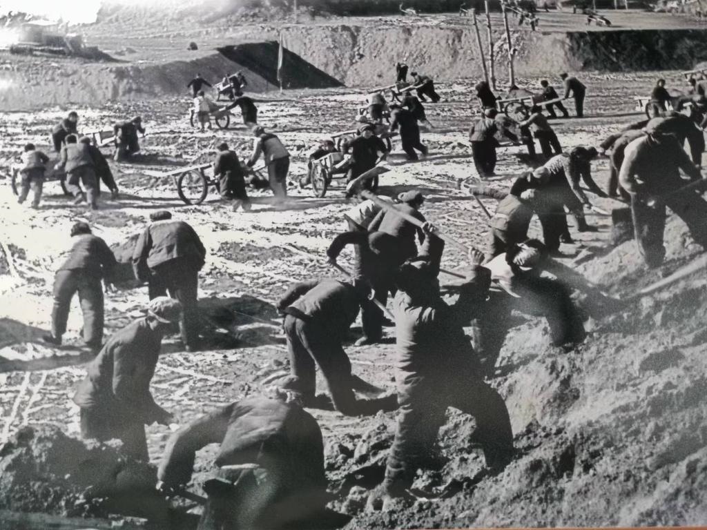 20世紀(jì)70年代，高西溝人治理水土流失場景。（資料圖片）