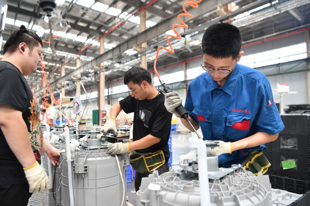 2023年7月20日，工人在位于西安國際港務區(qū)的陜西康佳智能家電有限公司生產車間工作。 新華社記者 張博文 攝