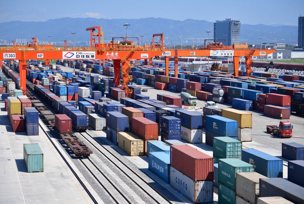 長安號中歐班列在西安新筑車站內裝卸集裝箱（2019年8月15日攝）。新華社記者 邵瑞 攝