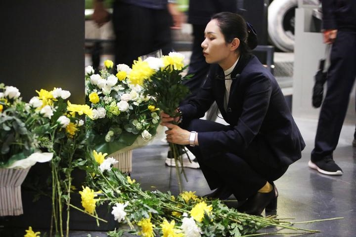 9月18日，工作人員在侵華日軍第七三一部隊罪證陳列館整理花束。新華社記者 石楓 攝