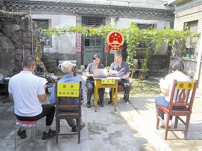 圖②：法庭在農(nóng)家小院開展巡回審判。