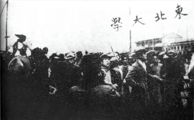 △東北大學(xué)學(xué)生走在一二·九請愿游行隊伍最前列。
