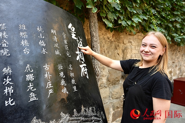 選手金雪花（波蘭）在古堡內(nèi)留影。人民網(wǎng) 盧鵬宇攝