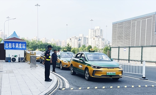 北京南站實(shí)施出租車北廣場落客分流，實(shí)現(xiàn)“落、接”兩用。人民網(wǎng)記者 喬雪峰攝