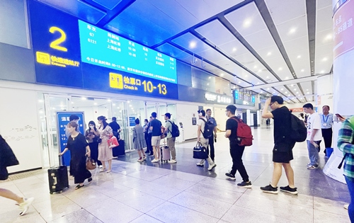 在快速進(jìn)站廳前排隊(duì)等待檢票的旅客。人民網(wǎng)記者 喬雪峰攝