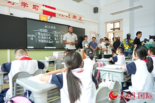 來自尼日利亞的李昊瑞在表演繞口令。人民網(wǎng) 盧鵬宇攝