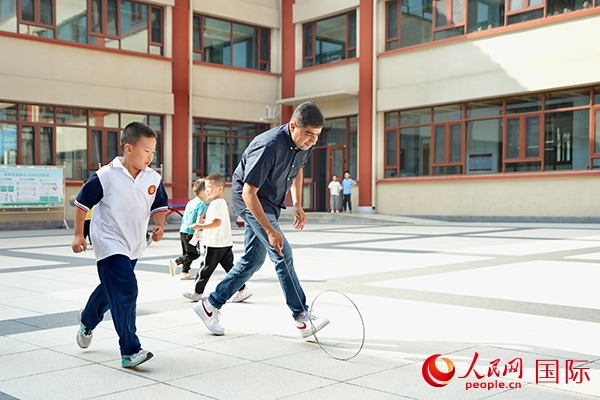 來自巴基斯坦的沙杰在滾鐵環(huán)。人民網(wǎng) 盧鵬宇攝