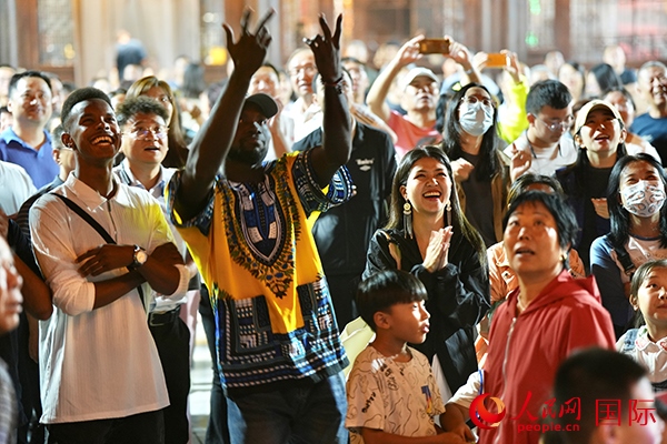選手體驗古城巡游。人民網 盧鵬宇攝