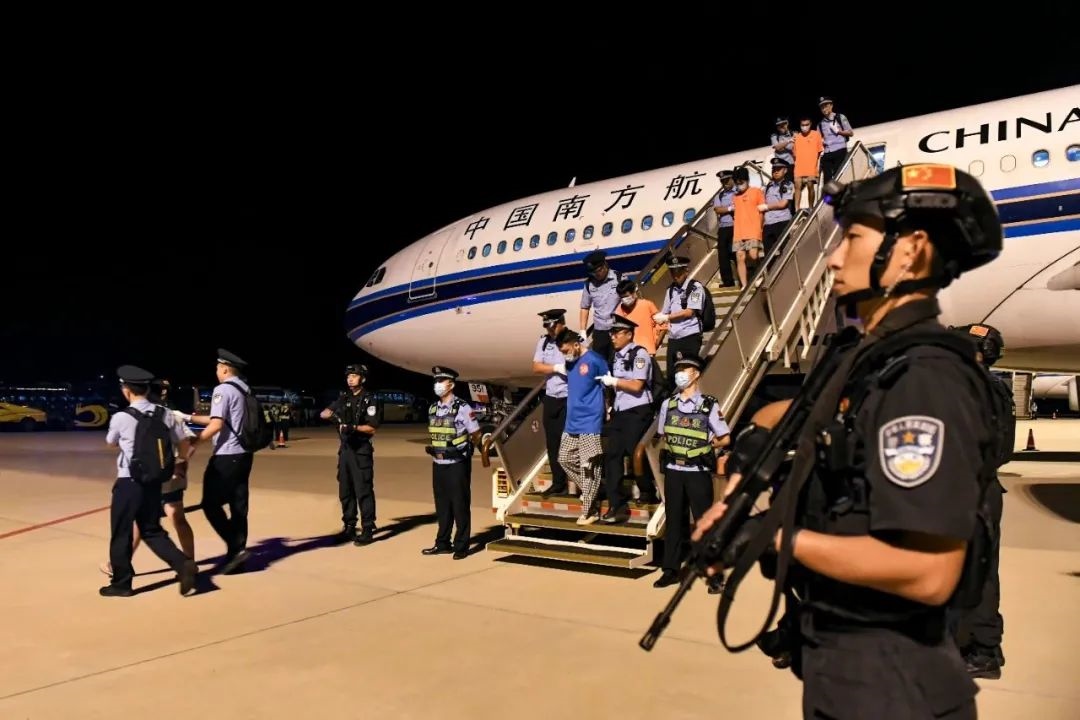 153名實(shí)施跨境裸聊敲詐的犯罪嫌疑人從印度尼西亞被押解回國(guó)。公安部供圖
