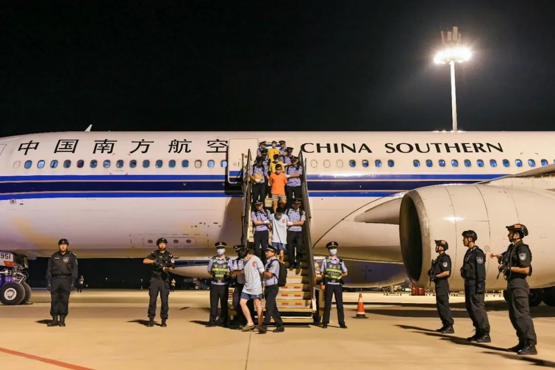 153名實(shí)施跨境裸聊敲詐的犯罪嫌疑人從印度尼西亞被押解回國(guó)。公安部供圖