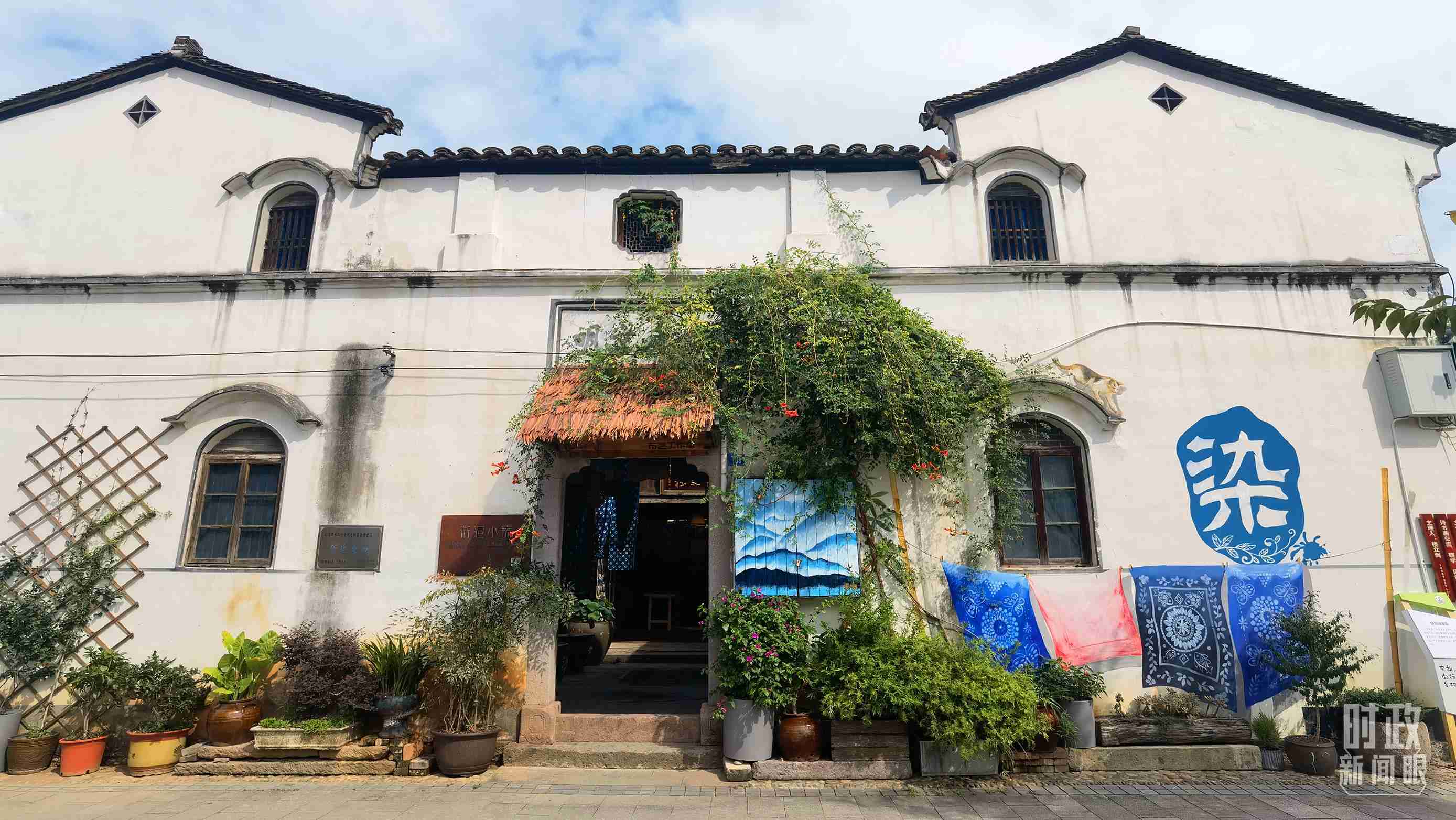 △李祖村的藝術(shù)染坊。（總臺(tái)央視記者周志國(guó)拍攝）