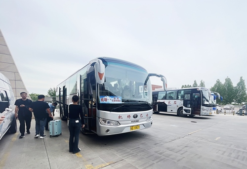 旅客準(zhǔn)備乘坐免費(fèi)擺渡車前往正定機(jī)場。人民網(wǎng)記者 喬雪峰攝