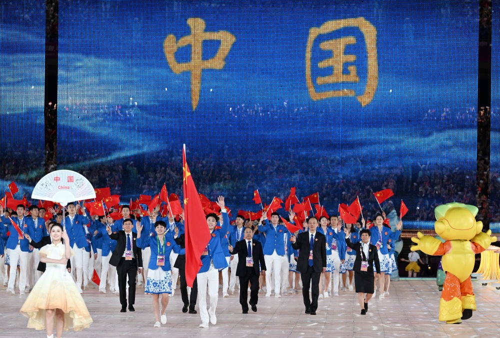 中國代表團在開幕式上入場。