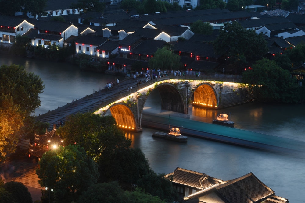 一艘貨船經(jīng)過京杭大運河杭州段的標志性建筑拱宸橋。
