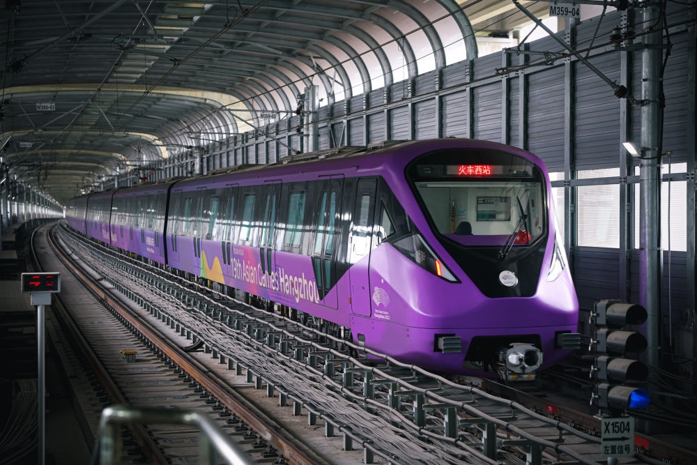 從杭州火車西站出發(fā)，地鐵19號線貫穿杭州火車東站、杭州蕭山機場，“亞運號”地鐵專列運行在這條線路上。