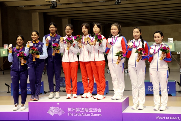 9月24日，杭州亞運會射擊女子10米氣步槍團體賽頒獎儀式。人民網(wǎng)記者 胡雪蓉攝