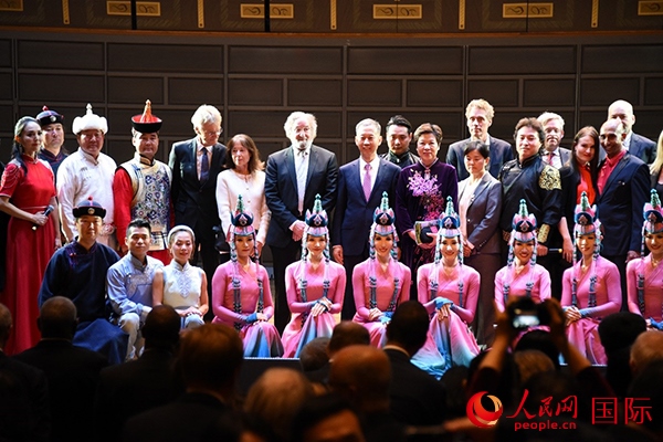 中國(guó)駐瑞典大使崔愛(ài)民夫婦與演職人員及部分來(lái)賓合影留念。人民網(wǎng)記者 殷淼攝
