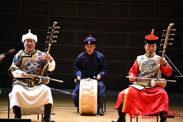 內(nèi)蒙古藝術(shù)劇院表演的《草原頌》劇照。人民網(wǎng)記者 殷淼攝