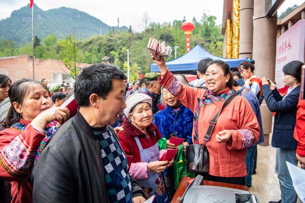 4月13日，在華溪村第五屆分紅大會(huì)上，村民在排隊(duì)領(lǐng)取分紅。新華社記者 唐奕 攝