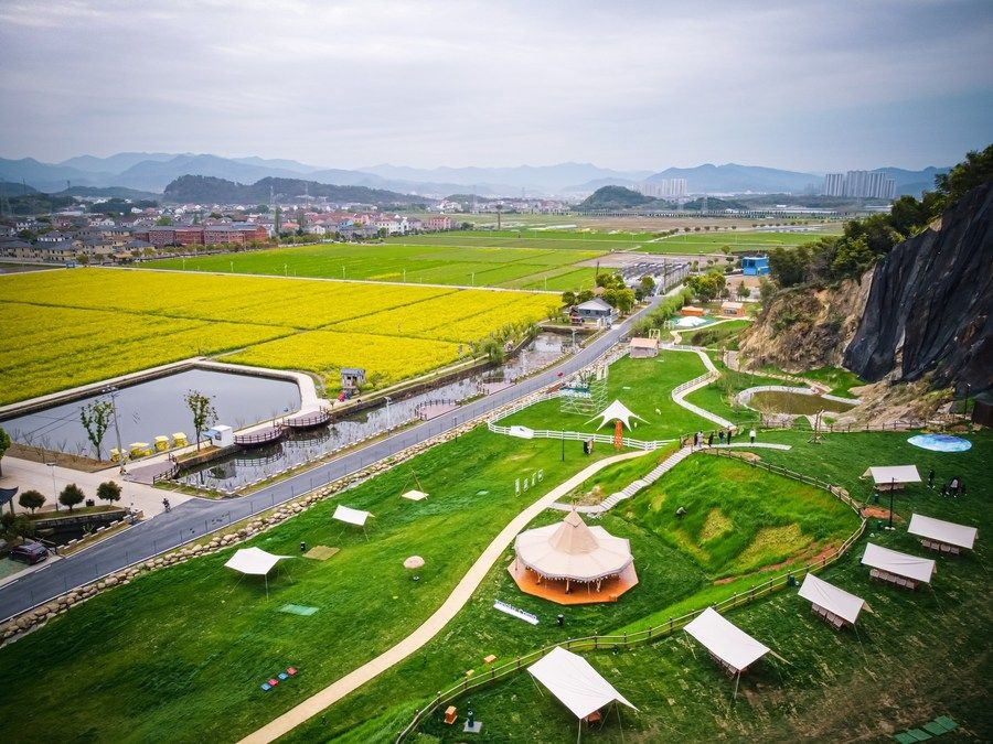  浙江省諸暨市楓橋鎮(zhèn)杜黃新村用廢棄礦山改造的露營旅游地（2023年3月29日攝）。