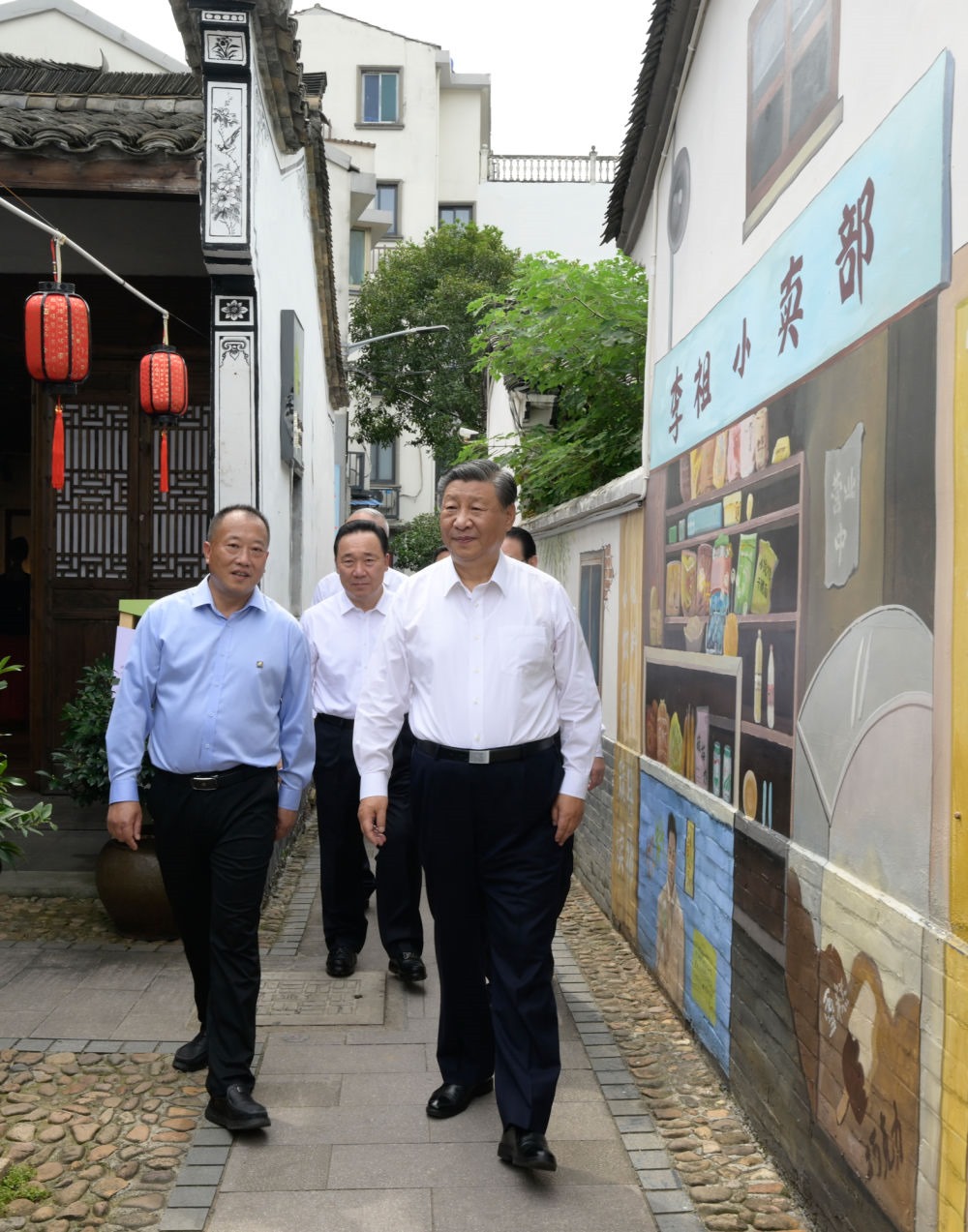 20日上午，習(xí)近平在金華市義烏市后宅街道李祖村考察。