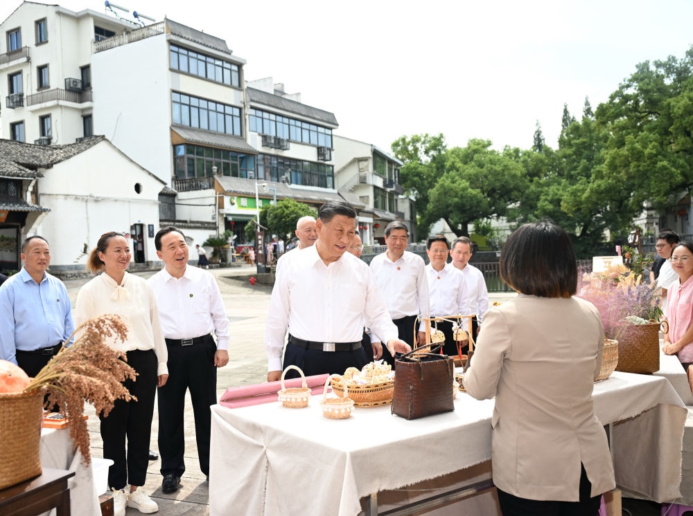 20日上午，習(xí)近平在金華市義烏市后宅街道李祖村考察。