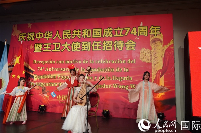 圖為招待會現(xiàn)場中國傳統(tǒng)樂器演奏和舞蹈展示。人民網(wǎng)記者 許放攝