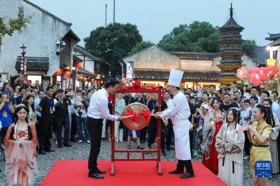 9月27日拍攝的2023年南翔國潮大會(huì)暨第十七屆上海南翔小籠文化展開幕儀式現(xiàn)場。
