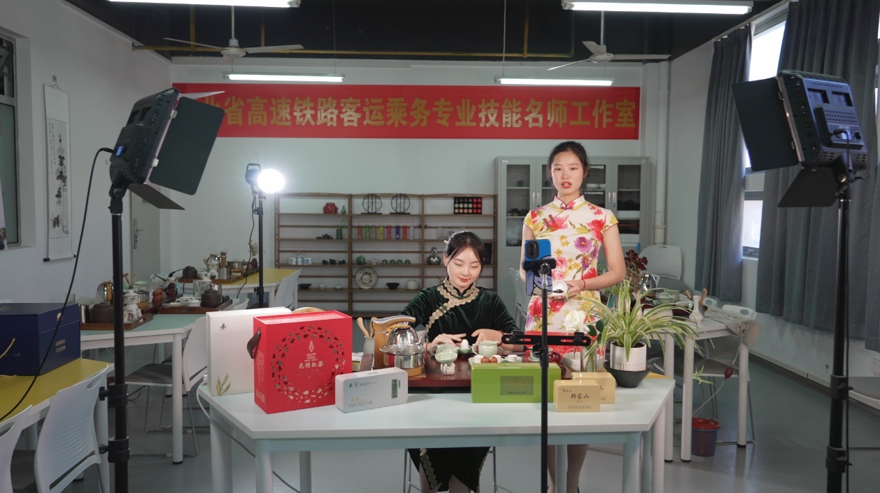 學(xué)生們正在直播。受訪單位供圖