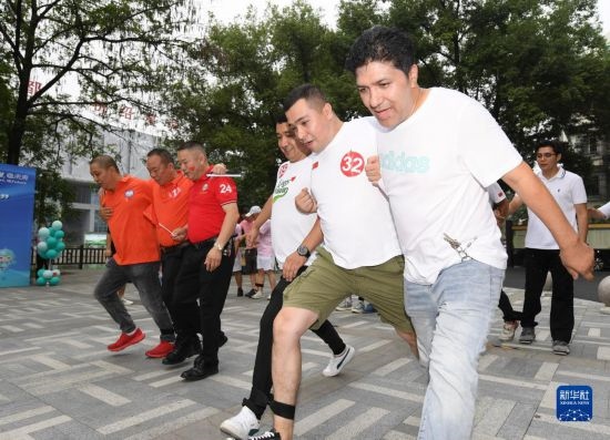 9月28日，在柯橋柯亭社區(qū)，各民族居民參加趣味運(yùn)動(dòng)會(huì)。