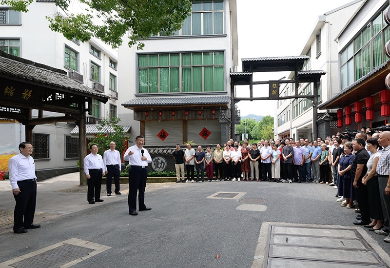 2023年9月20日，習近平在浙江省金華市義烏市后宅街道李祖村考察時，同群眾親切交流。