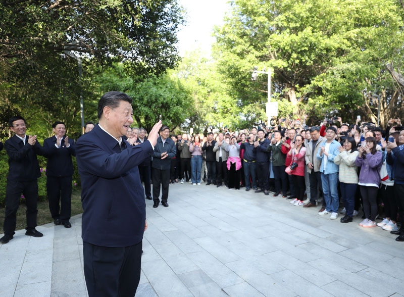 2021年3月24日，習近平在福建省福州市福山郊野公園考察時，向市民們招手致意。