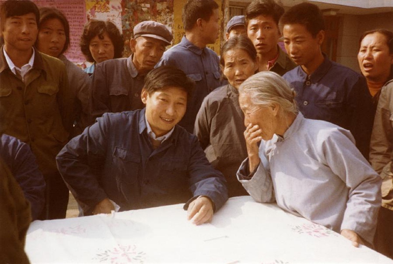 1983年，時任河北正定縣委書記的習近平（前排居中）臨時在大街上擺桌子聽取老百姓意見。