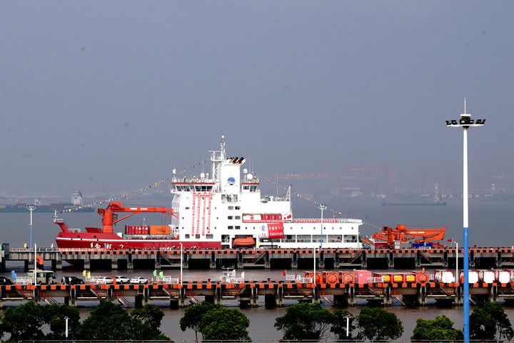 9月27日，“雪龍2”號極地科考破冰船停泊在中國極地考察國內(nèi)基地碼頭。當日，由自然資源部組織的中國第13次北冰洋科學考察隊乘“雪龍2”號極地科考破冰船返回上海，標志著中國第13次北冰洋科學考察任務(wù)圓滿完成。新華社記者 張建松 攝