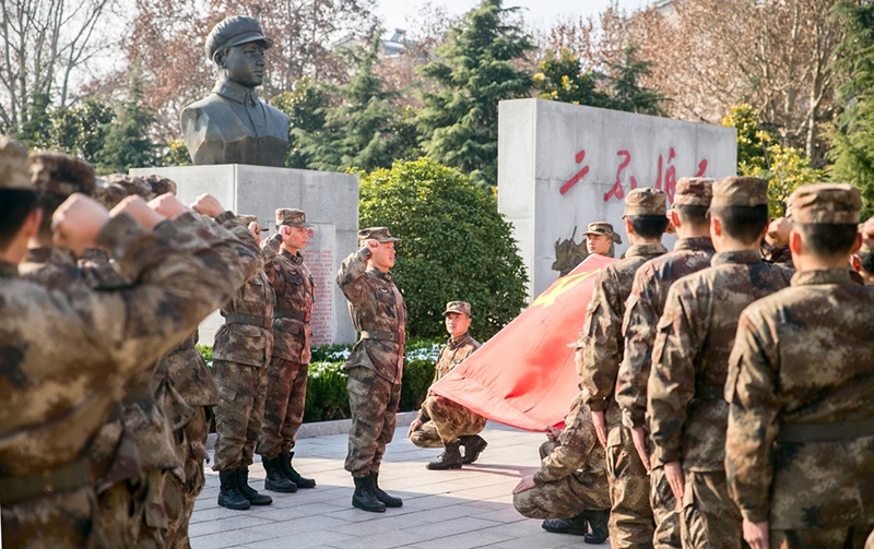 2018年12月14日，陸軍第71集團(tuán)軍某合成旅王杰生前所在連官兵組織黨員重溫入黨誓詞