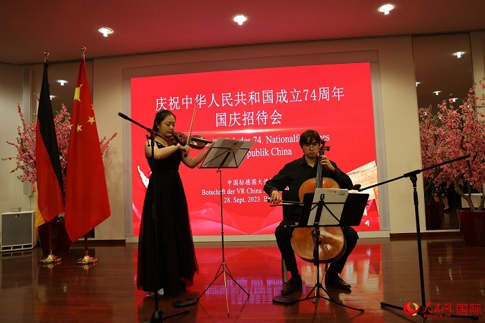 青年音樂(lè)家為來(lái)賓們現(xiàn)場(chǎng)演奏《我和我的祖國(guó)》。人民網(wǎng)記者 劉仲華攝