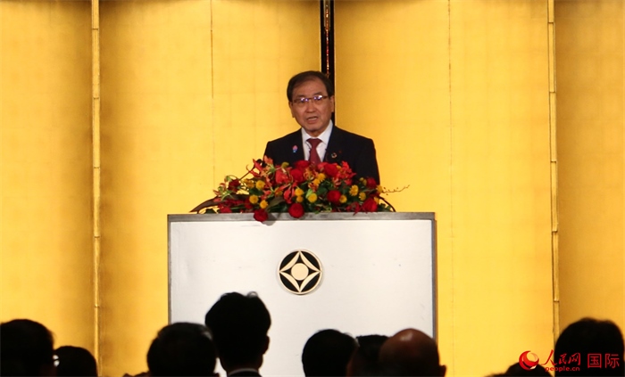日本經(jīng)濟(jì)團(tuán)體聯(lián)合會(huì)會(huì)長(zhǎng)十倉雅和發(fā)表致辭。人民網(wǎng) 許可攝