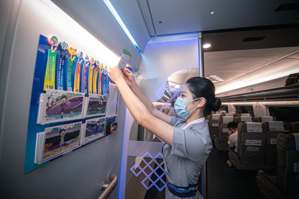 2023年9月16日，復(fù)興號(hào)亞運(yùn)智能動(dòng)車組列車正式載客運(yùn)營(yíng)。新華社記者 江漢 攝