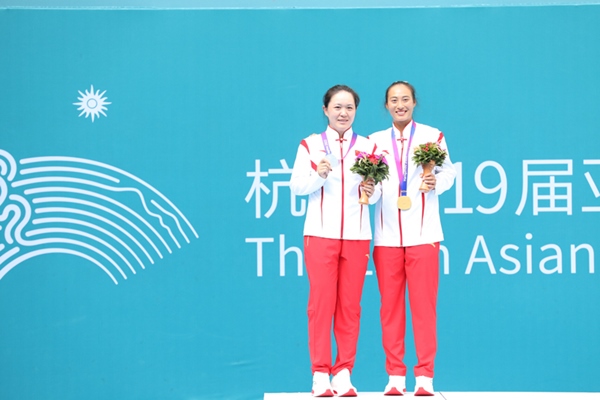 9月29日，鄭欽文(右)和朱琳在頒獎(jiǎng)儀式上合影。當(dāng)日，在杭州亞運(yùn)會網(wǎng)球女子單打決賽中，中國代表團(tuán)選手鄭欽文2:0戰(zhàn)勝隊(duì)友朱琳奪得冠軍。人民網(wǎng)記者 李乃妍攝